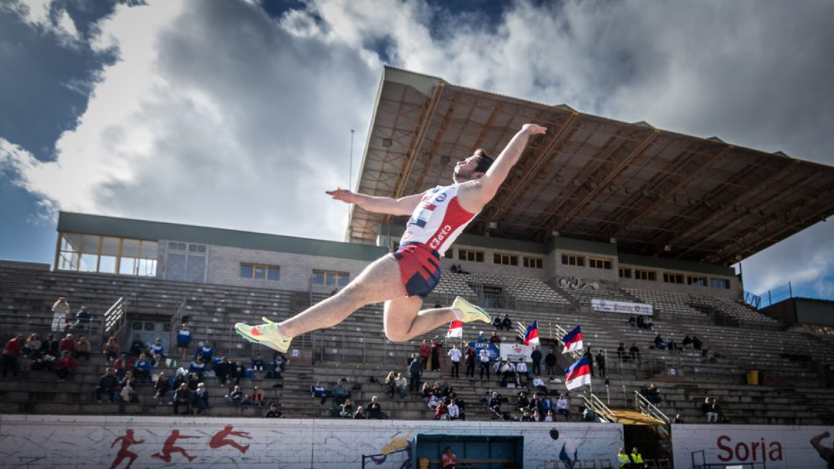 Un saltador durante una prueba en Los Pajaritos. MONTESEGURO FOTO.