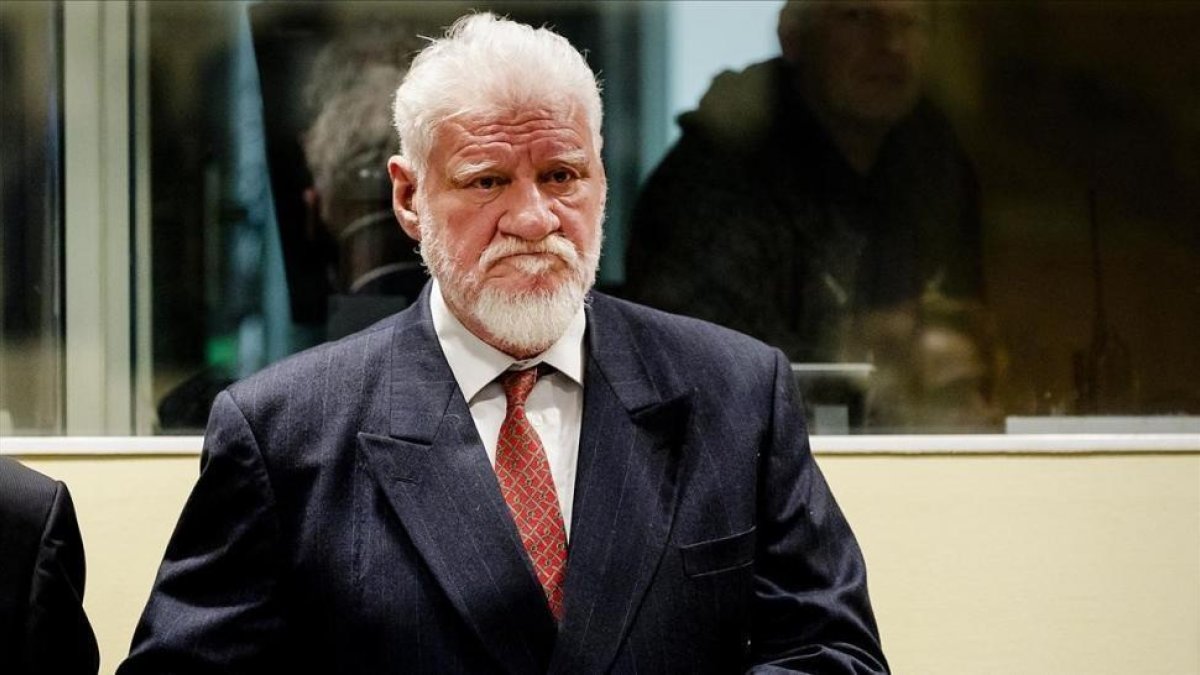 El exgeneral Slobodan Praljak durante el juicio.-/ AFP / ROBIN VAN LONKHUIJSEN