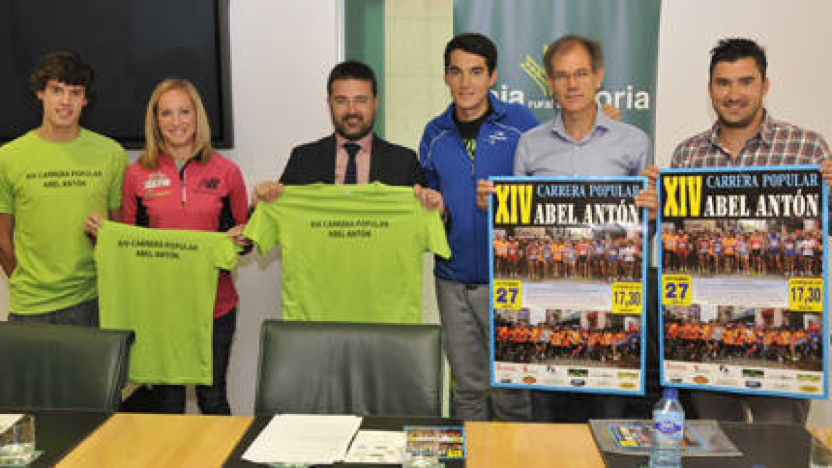 Presentación de la XIV Carrera Popular Abel Antón ayer en Caja Rural. / Valentín Guisande-