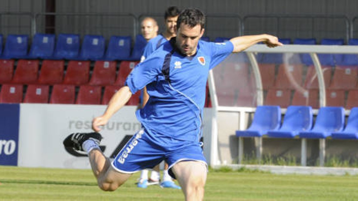 Díaz de Cerio durante un entrenamiento del equipo soriano. / VALENTÍN GUISANDE-