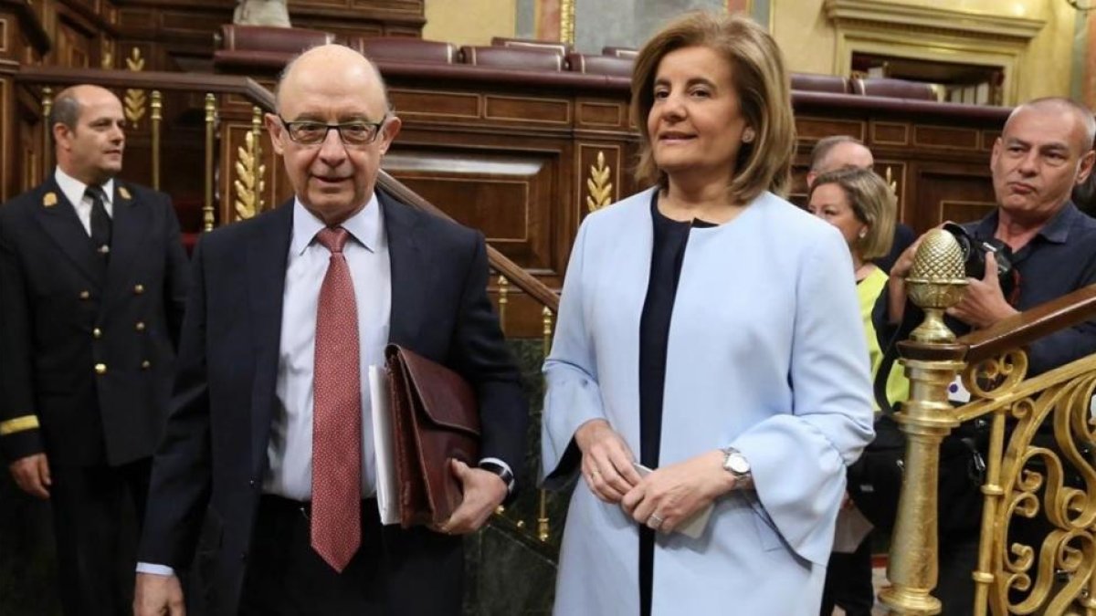 El ministro de Hacienda, Cristóbal Montoro, y la ministra de Empleo, Fátima Báñez, en el Congreso de los Diputados en una imagen de archivo.-JUAN MANUEL PRATS