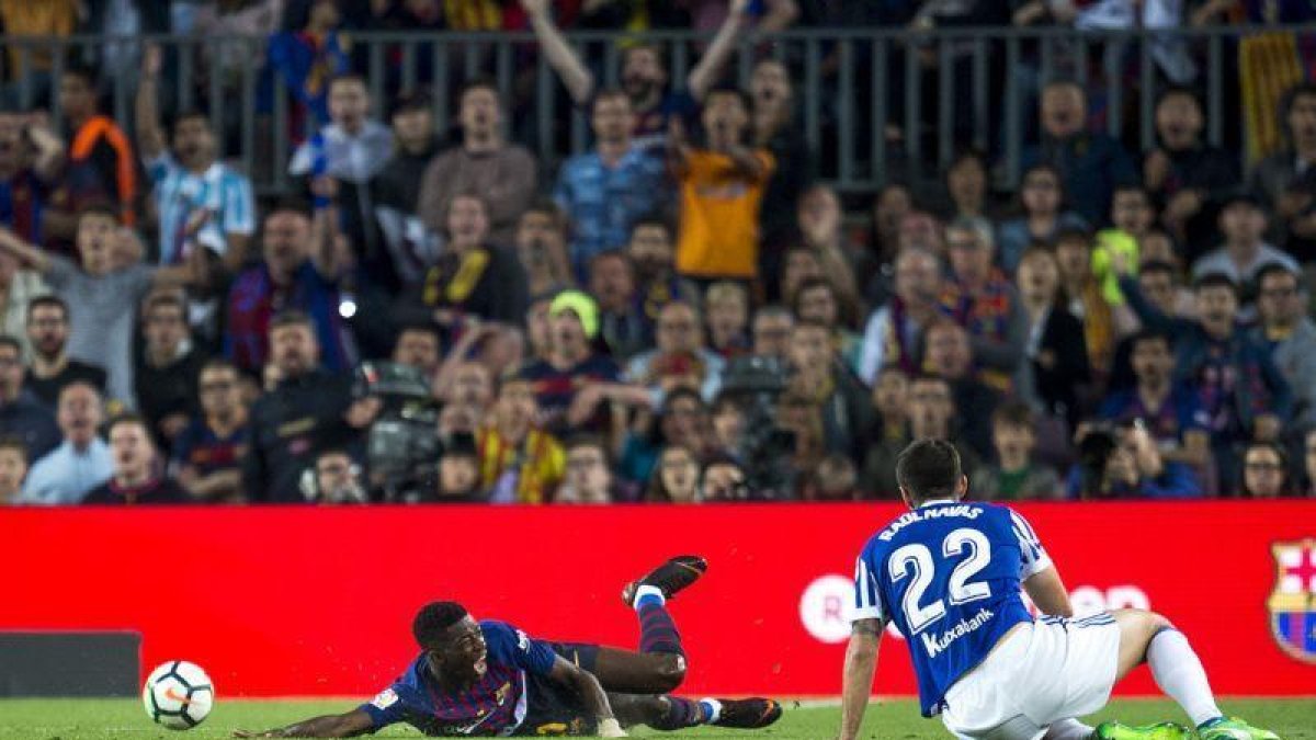 Dembélé, tras la dura entrada.-JORDI COTRINA