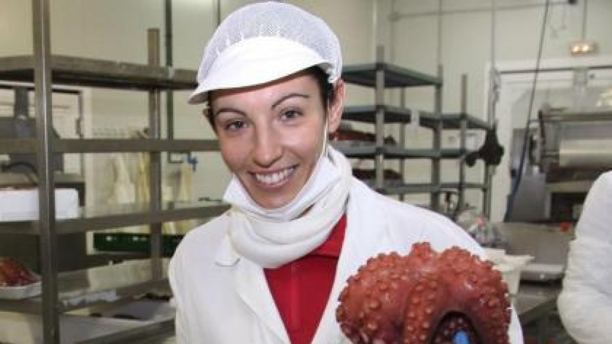 Patricia González, de Cocimar, enseña uno de los pulpos-BRÁGIMO