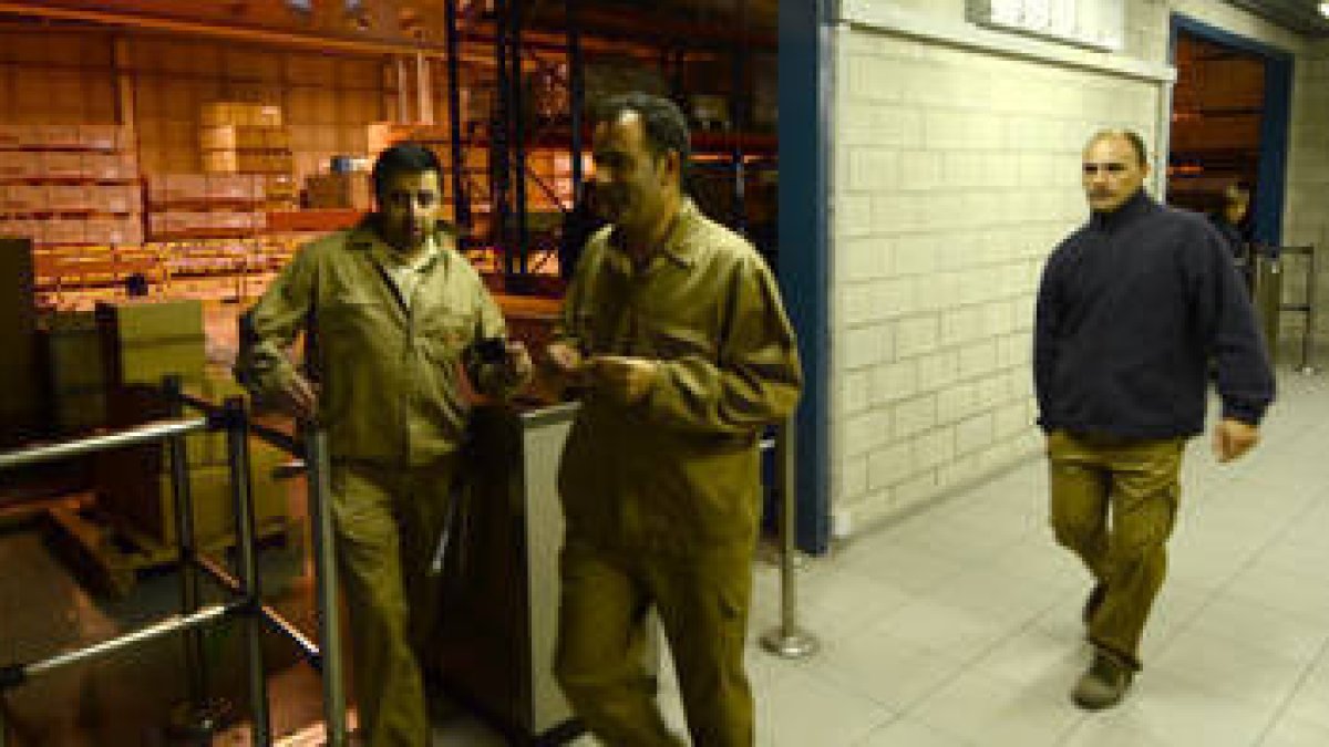 Trabajadores de Norma saliendo de la fábrica. / A.M.-