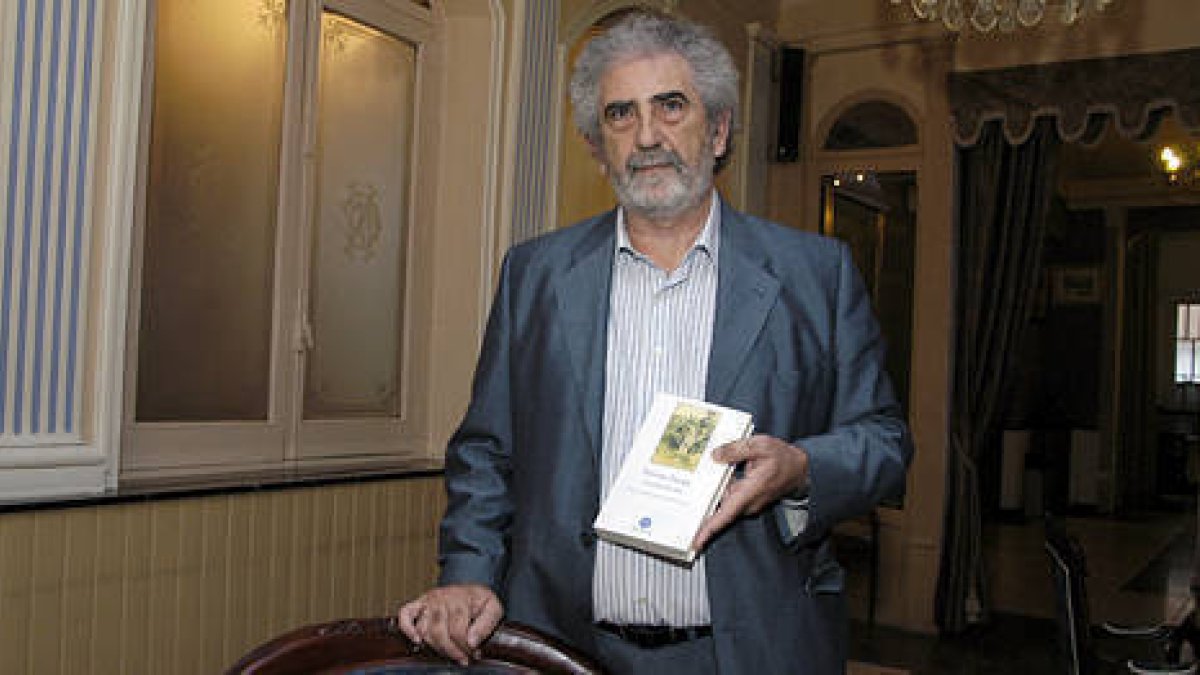Ernesto Escapa durante la presentación ayer de su libro. / ÁLVARO MARTÍNEZ-