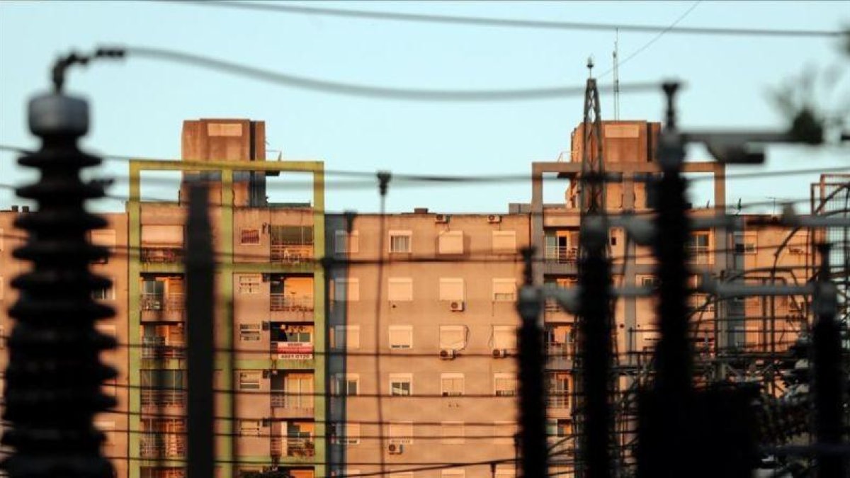 Una planta eléctrica junto a un bloque de edificios en Buenos Aires.-REUTERS / MARCOS BRINDICCI