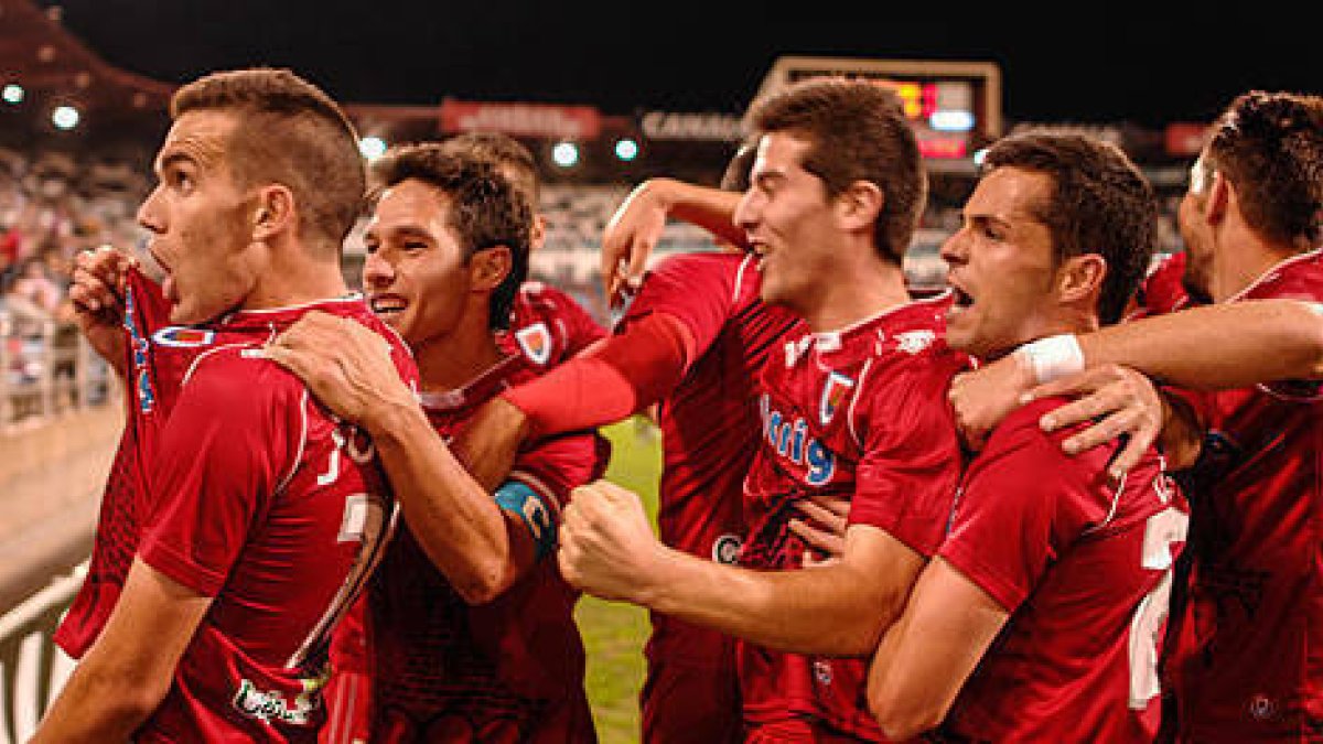 Los jugadores del Numancia celebran la victoria lograda en Zaragoza. / Área 11-
