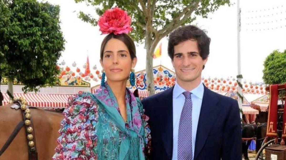 Fernando Fitz-James Stuart, primogénito del actual duque de Alba y Matilde Solís, posa con su prometida Sofía Palazuelo, en la feria de Sevilla, el pasado abril.-INSTAGRAM