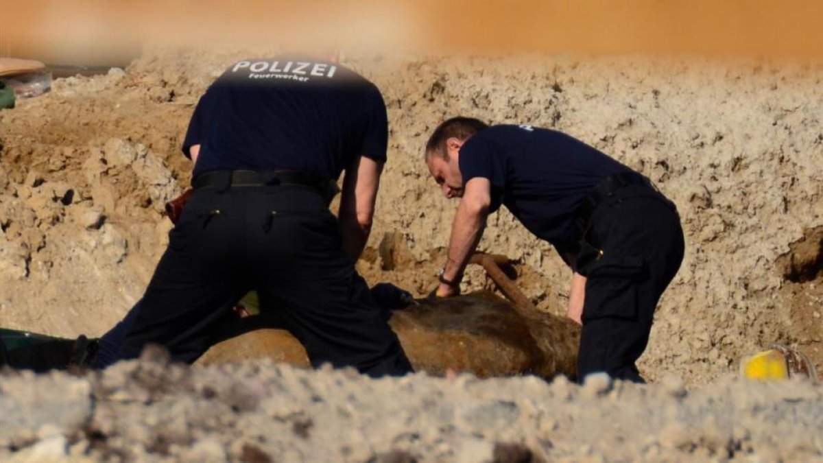 Agentes expertos de la policía alemana trabajan en la desactivación de una bomba de la Segunda Guerra Mundial en Berlín.-AFP
