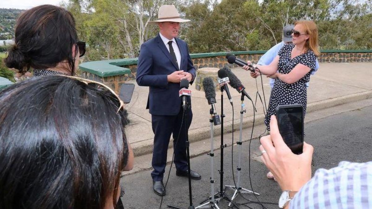 Barnaby Jones, viceprimer ministro de Australia, anuncia su dimisión a la prensa.-STRINGER (REUTERS)
