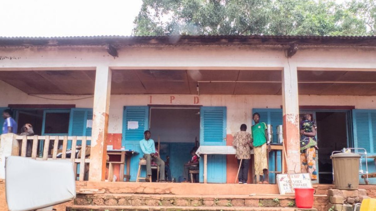 Entrada del área de pacientes en el hospital de Zemio.-INGA MEYER / MSF