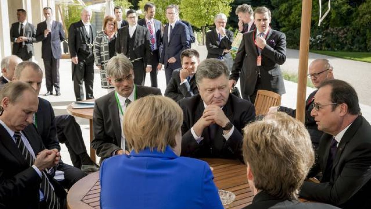 El presidente de Rusia, Vladimir Putin, la cancillera alemana, Angela Merkel, el presidente de Ucrania, Petro Poroshenko y el presidente francés, François Hollande, este viernes en una reunión en París.-AP / MIKHAIL PALINCHAK