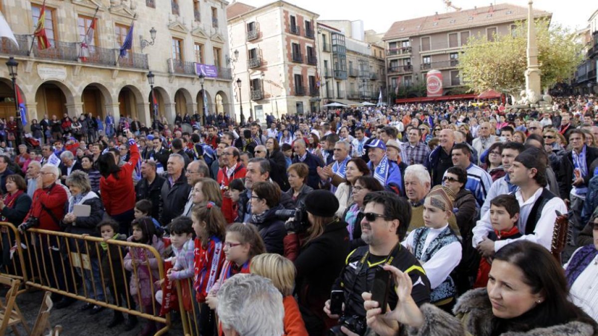 Aficionados del Numancia y del Real Zaragoza durante los actos de hermanamiento de la temporada pasada con motivo de la visita del conjunto maño a Soria.-DIEGO MAYOR