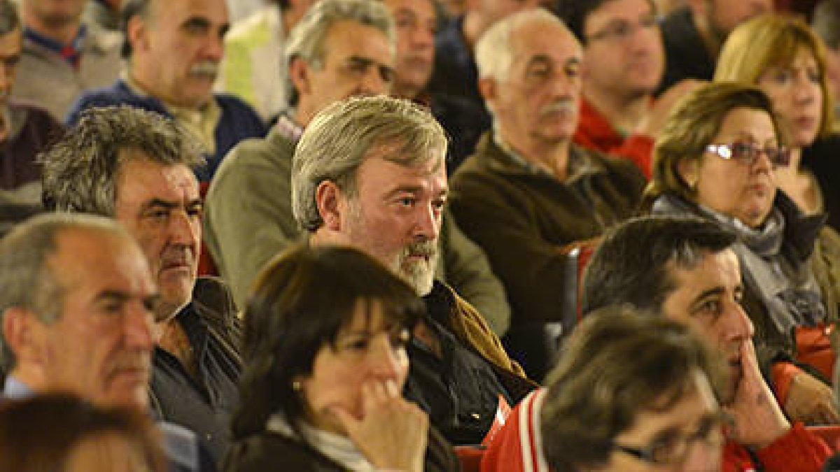 Trabajadores de Norma en una asamblea informativa. /A. M. -