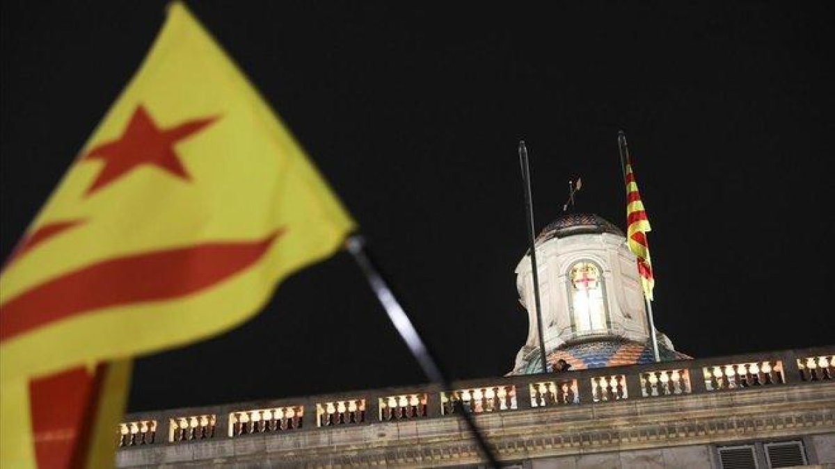 Mástil del Palau de la Generalitat sin la bandera española, este viernes.-ROBERT RAMOS