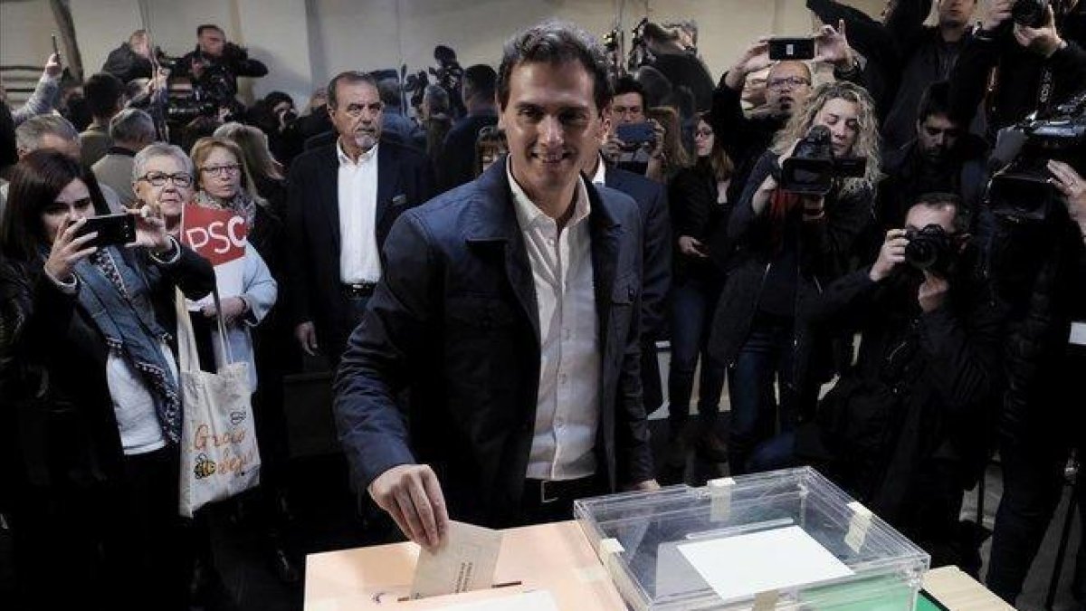 Albert Rivera vota en el Colegio Santa Marta de LHospitalet.-RICARD CUGAT