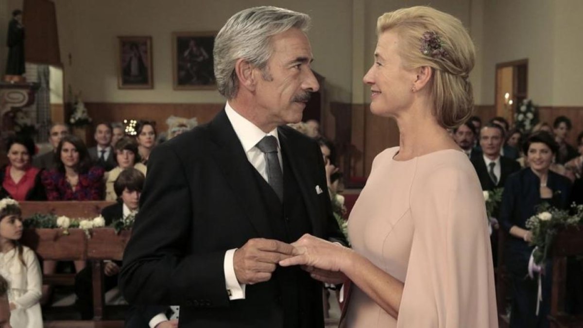 Imanol Arias y Ana Duato, en la escena de la boda de la serie 'Cuéntame'.-RTVE