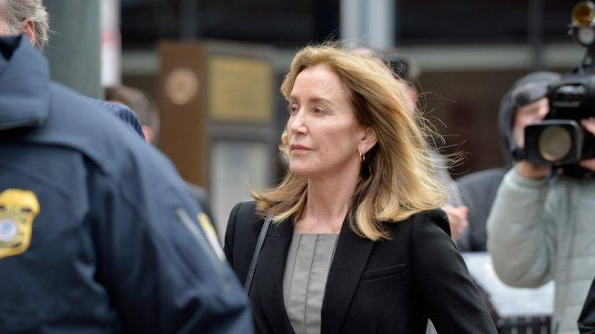 La actriz Felicity Huffman a su llegada a la corte en Boston.-AFP