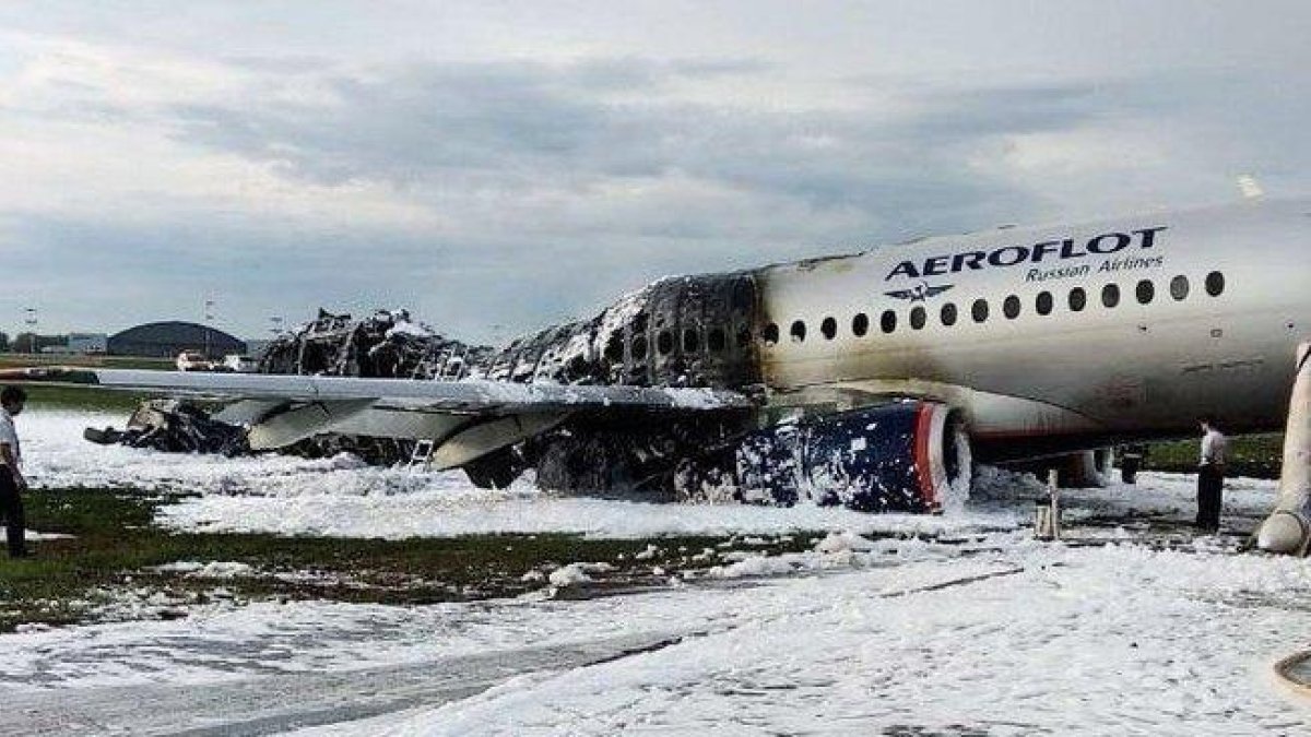 Fuselaje del avión incendiado en el aeropuerto moscovita de Sheremetievo.-EFE / EPA