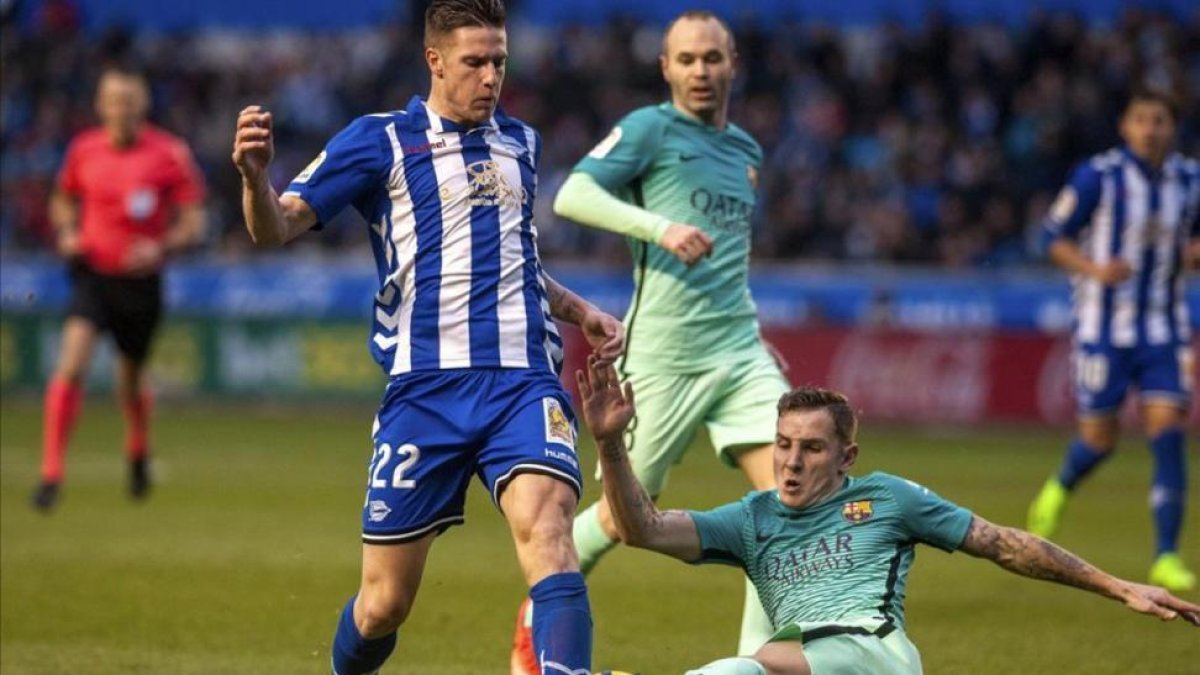 El azulgrana Digne pugna por un balón con Vigaray, en el encuentro del sábado entre el Alavés y el Barcelona.-EFE