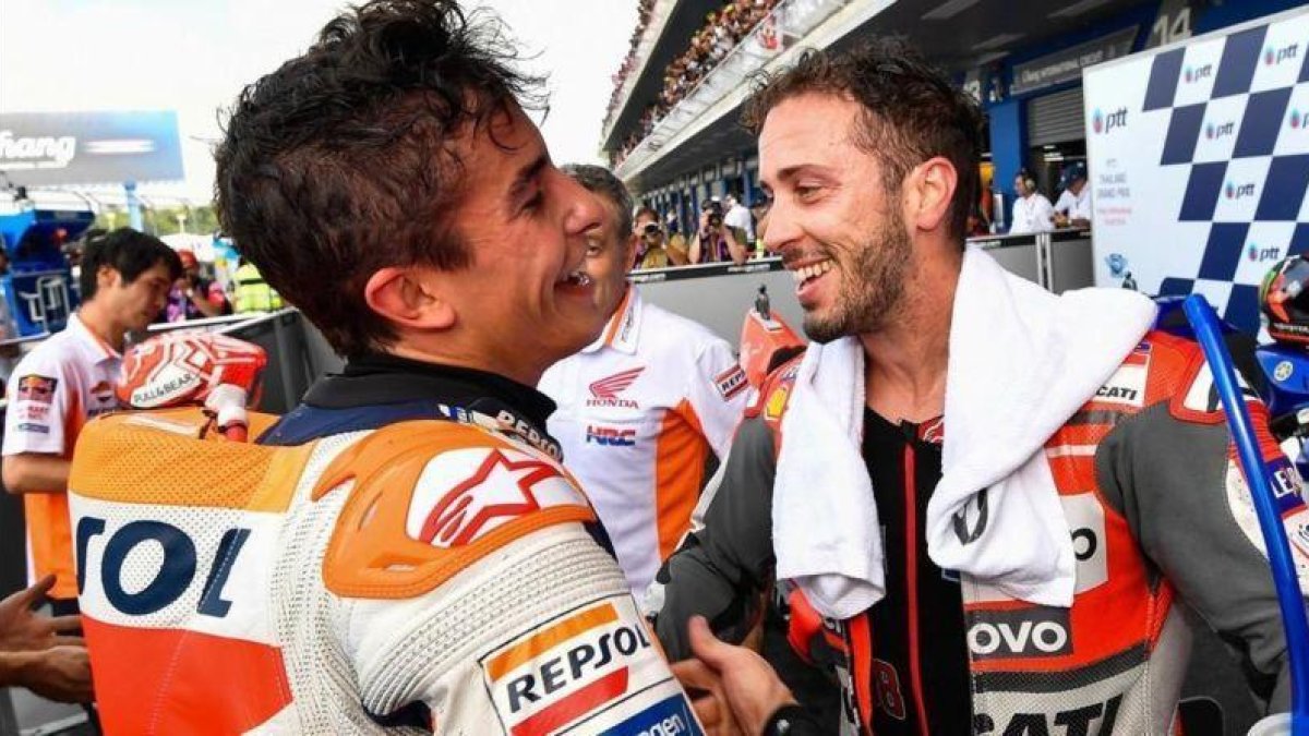Marc Márquez y Andrea Dovizioso se saludan en el corralito de Tailandia tras una gan carrera.-MOTOGP.COM
