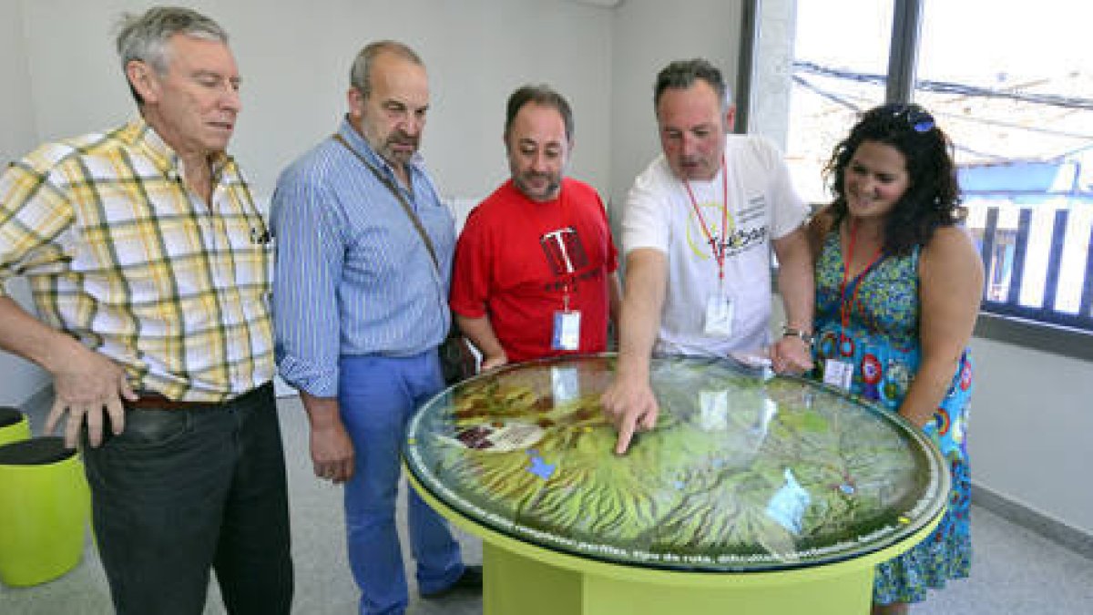 Varias personas observan el mapa en la sala dedicada al Moncayo. / ÁLVARO MARTÍNEZ-