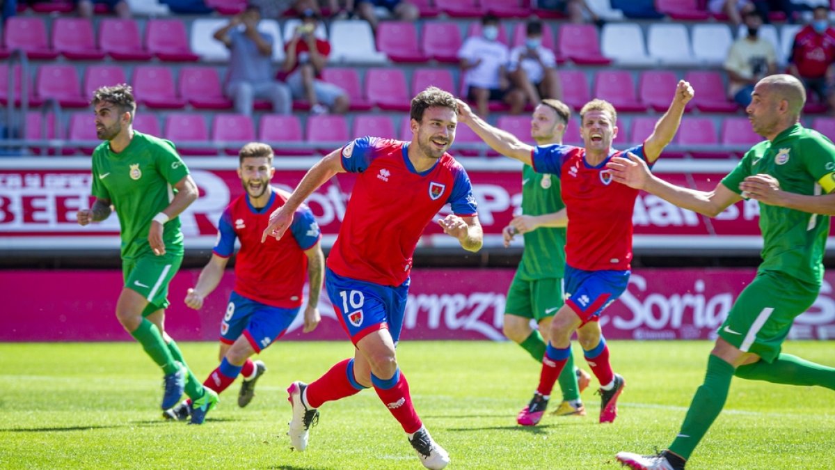 Diego Suárez celebra el gol de penalti que abrió el marcador ante el Cerdanyola. MARIO TEJEDOR
