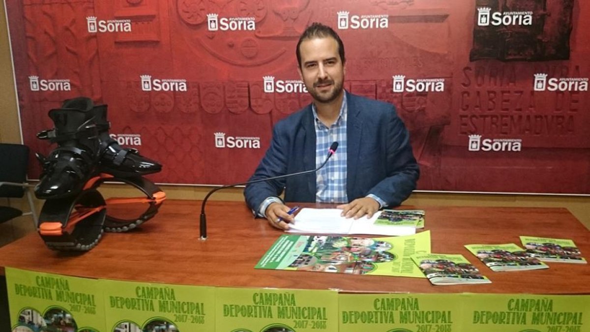 El concejal de Deportes, Ángel Hernández, durante la presentación de la Campaña Deportiva Municipal.-D.S.