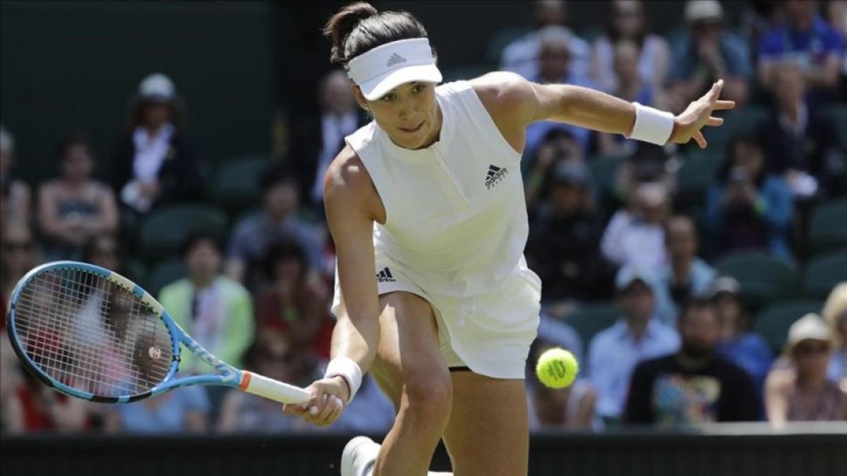 Muguruza devuelve una bola-BEN CURTIS