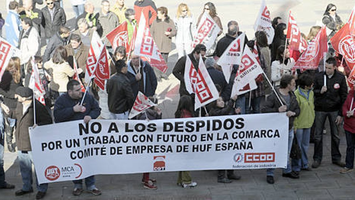 Pancarta principal que lucieron los manifestantes concentrados ayer en la plaza Mayor de El Burgo. / ÁLVARO MARTÍNEZ-