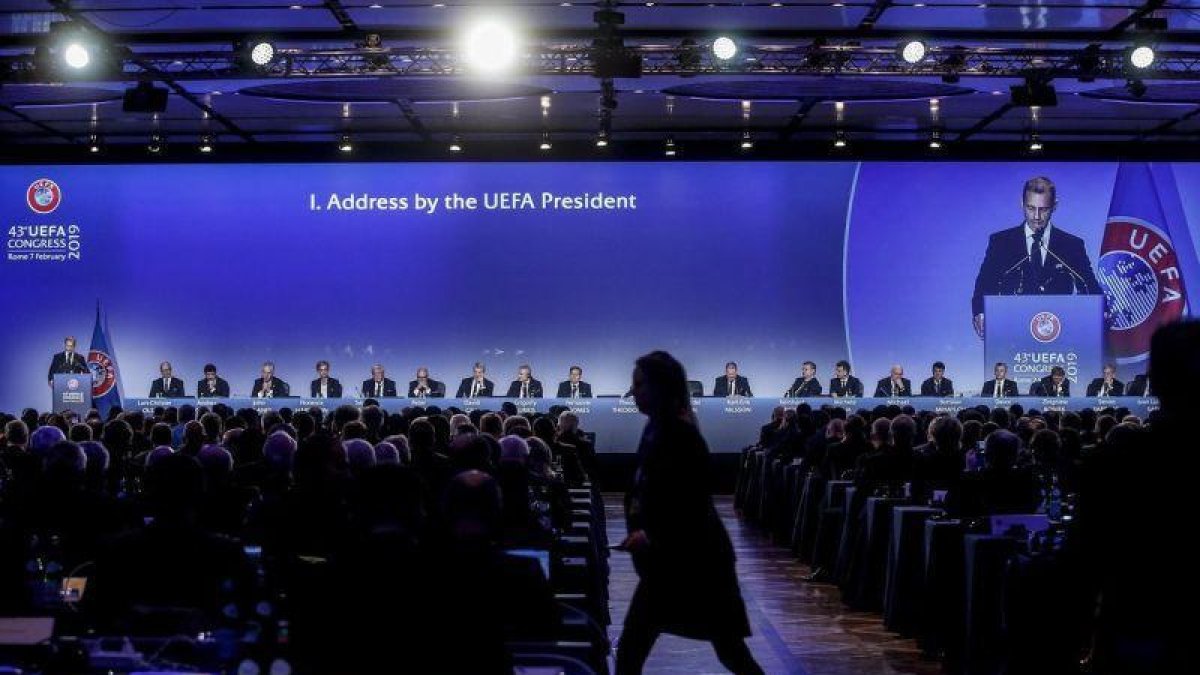 Ceferin, reflejado en la pantalla gigante durante su discurso.-EPA/ANSA