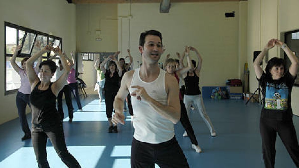 Daniel Hernández durante una clase de baile en la tarde de ayer. / ÁLVARO MARTÍNEZ-
