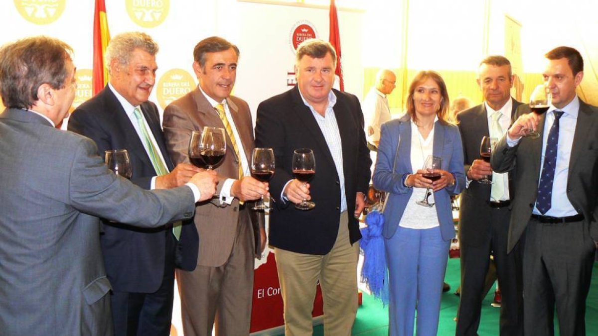 Miguel, Posada, Pardo y Lucas brindan junto a la representación de la Denominación de Origen.-T. C.