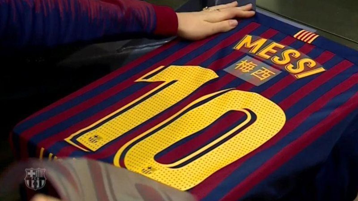 Los jugadores del Barça lucirán su nombre en chino en las camisetas durante el Clásico.-EFE