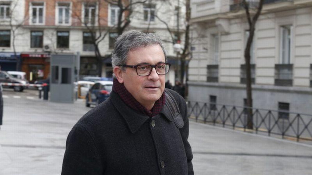 El expresidente de la Generalitat Jordi Pujol, sale de su domicilio esta mañana después de los registros que la Unidad de Delincuencia Económica y Fiscal (UDEF) de la Policía Nacional realizó ayer en viviendas y despachos de la familia Pujol para hallar p-EFE