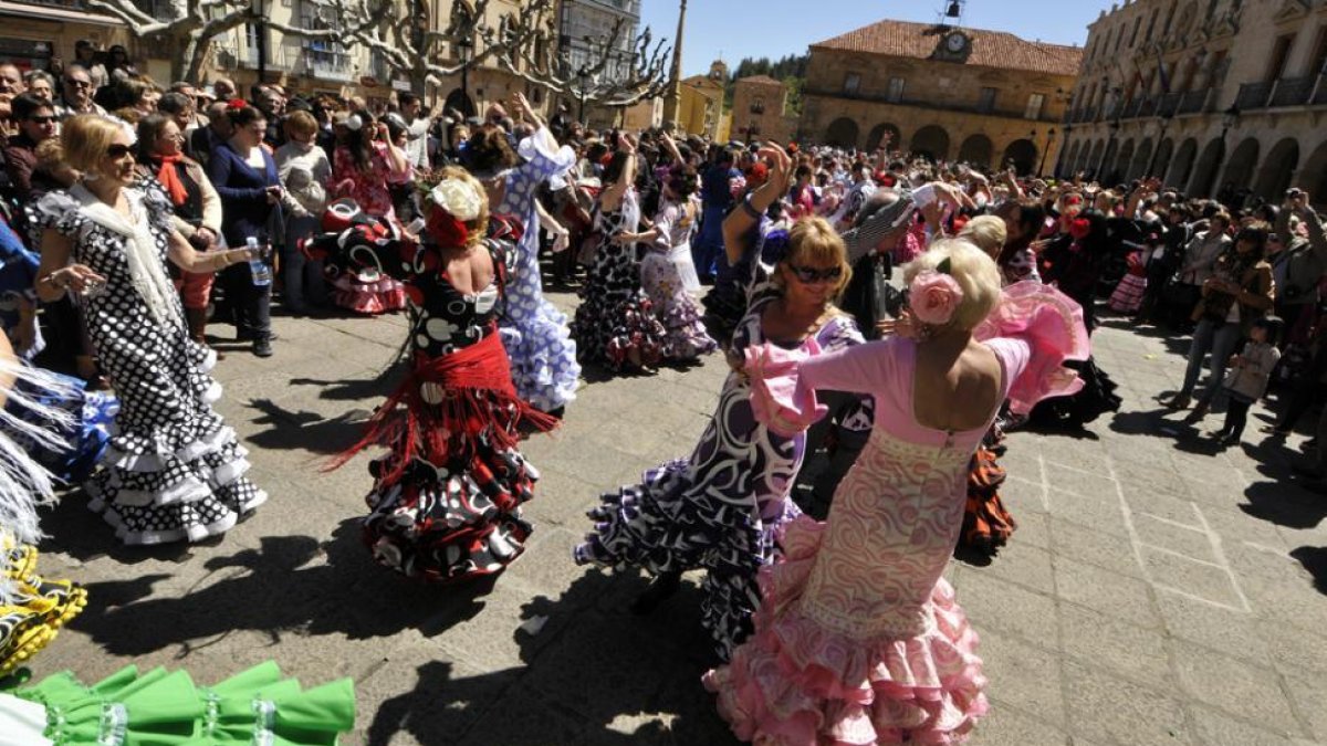 Bailes de sevillanas en la celebración de la Feria de Abril.-DIEGO MAYOR