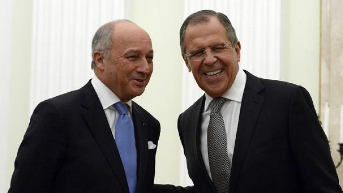 El ministro de Exteriores francés, Laurent Fabius (a la izquierda), y su homólogo ruso, Sergey Lavrov.-