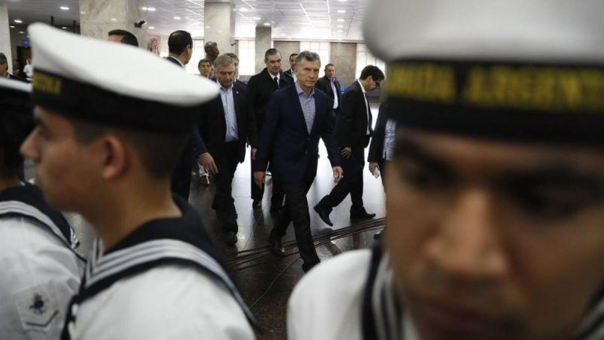 El presidente Macri (centro), a su llegada para una comparecencia institucional en la sede de la Armada, en Buenos Aires, el 24 de noviembre.-EFE / DAVID FERNÁNDEZ
