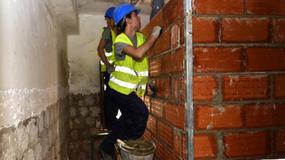 Las obras de reforma de las viviendas municipales de la calle San Benito. / ÁLVARO MARTÍNEZ-
