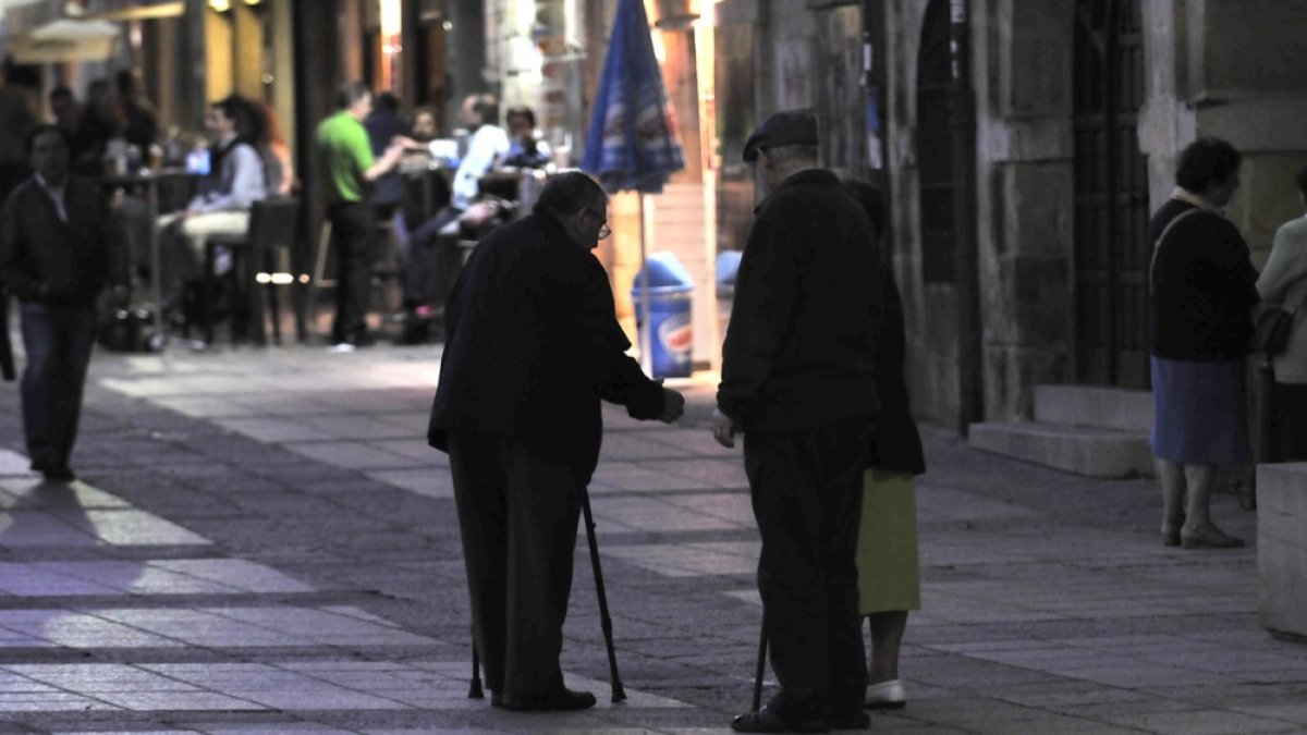 La pensión media en la región está siete euros por debajo del resto de España.-HDS