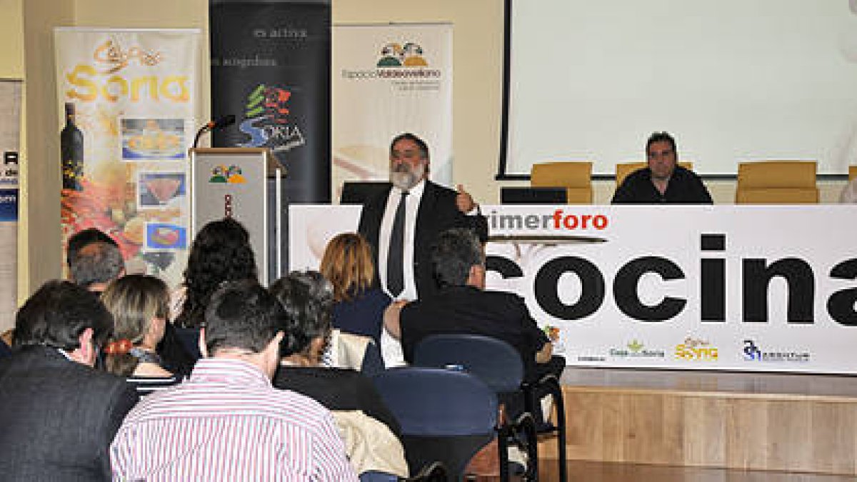 Javier Pérez Andrés durante la presentación de la ponencia sobre la promoción en redes sociales. / REPORTAJE GRÁFICO: VALENTÍN GUISANDE-