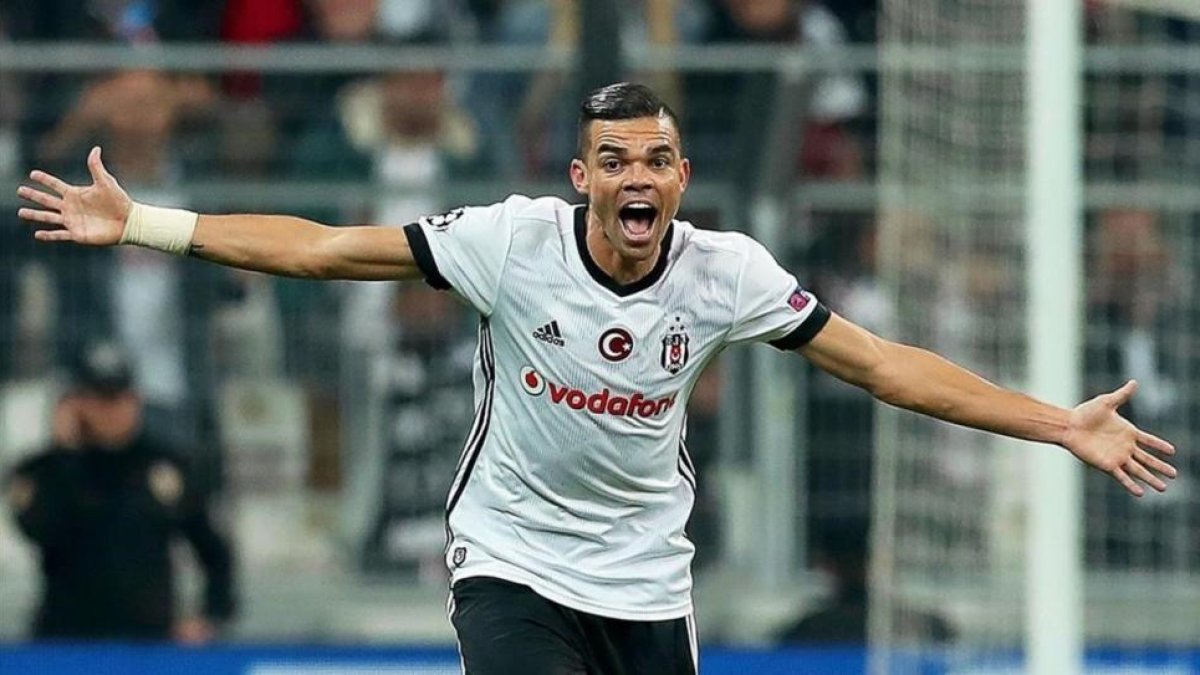 Pepe protesta al árbitro en un partido de Champions frente al Mónaco.-EFE / SEDAT SUNA