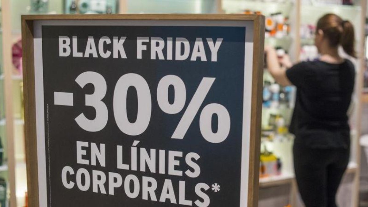 Carteles de Black Friday en una tienda de Barcelona.-FERRAN SENDRA
