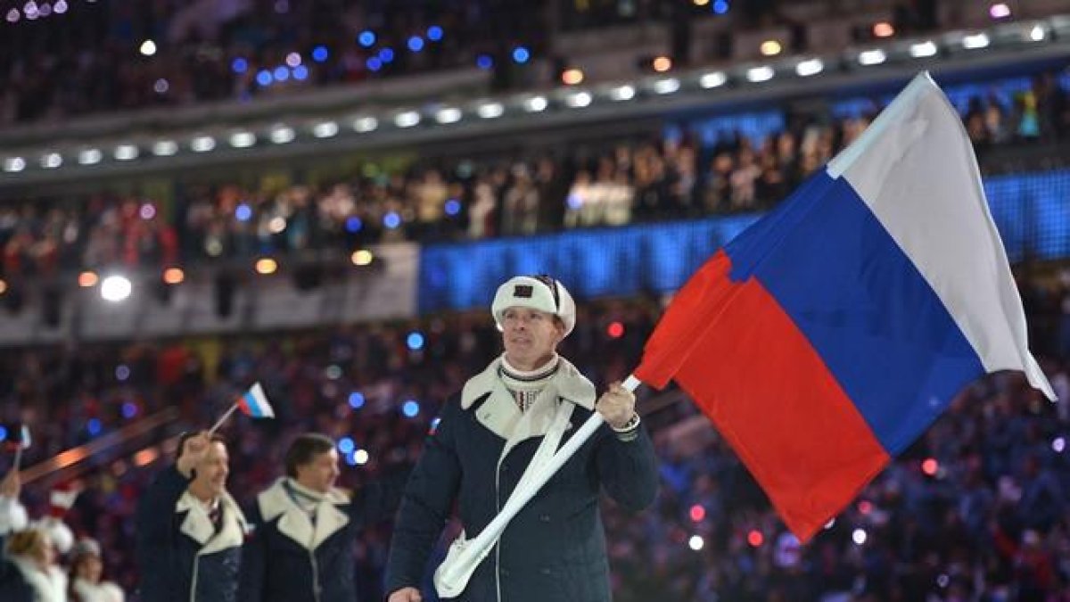 Alexandr Zubkov, con la bandera rusa en el desfile de Sochi, es uno de los deportistas sancionados por dopaje.-ALBERTO PIZZOLI (AFP)