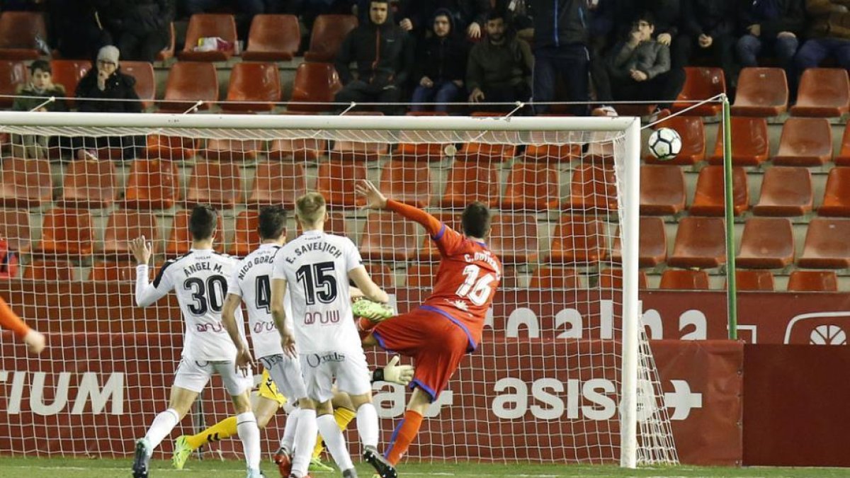 Carlos Gutiérrez lanza fuera en una de las llegadas del Numancia al área del Albacete el pasdo domingo.-AREA 11