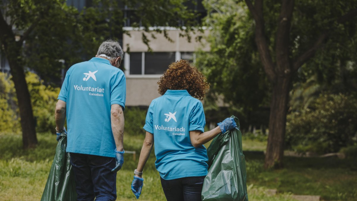 Voluntarios de CaixaBank en una iniciativa medioambiental. HDS