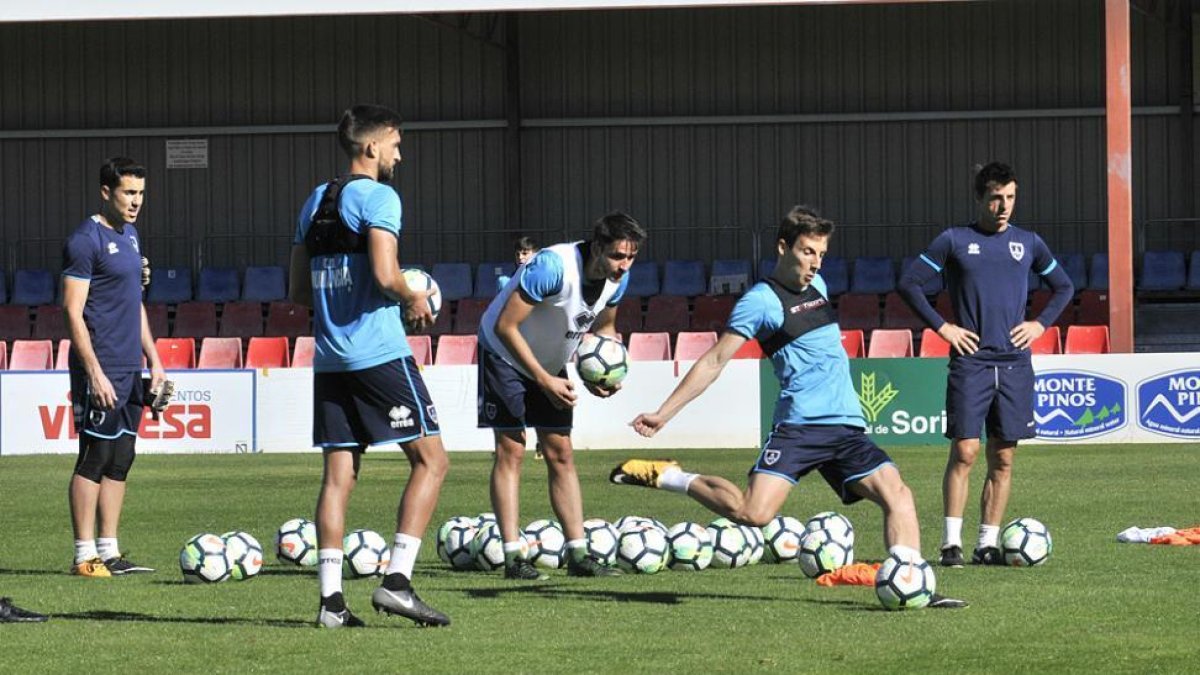 El Numancia quiere seguir con paso firme en Los Pajaritos ganando esta tarde al Barça B-Valentín Guisande