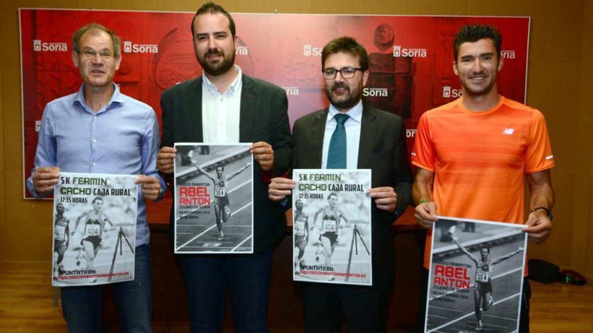 Abel Antón, Ángel Hernández, Eduardo Munilla y Rubén Andrés en la presentación de la novedosa Media Maratón Ciudad de Soria.-Álvaro Martínez