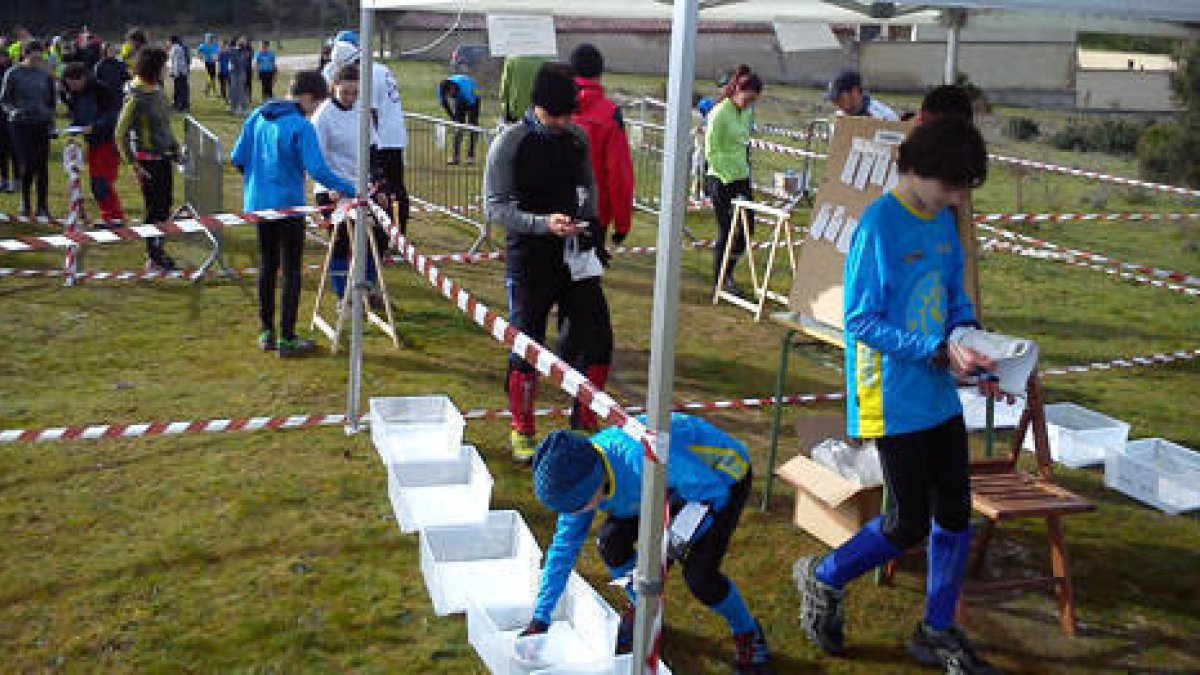 Varios competidores durante una competición de orientación en Pinares. -