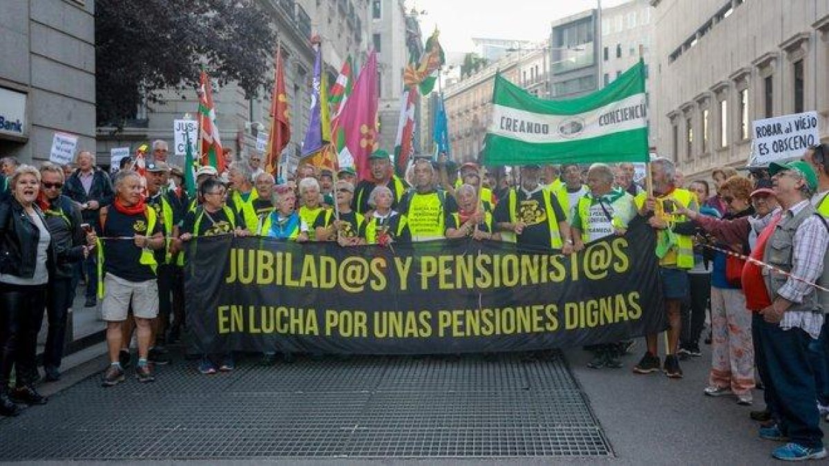 Protesta de pensionistas.-EUROPA PRESS / RICARDO RUBIO